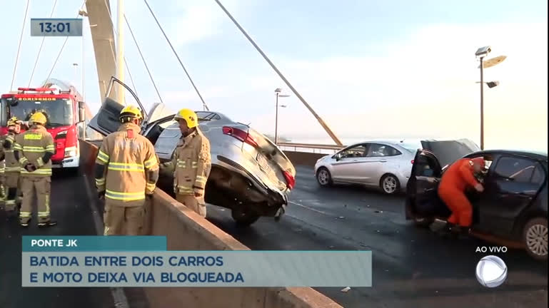 Vídeo: Batida entre carros e moto fecha o trânsito na Ponte JK em Brasília