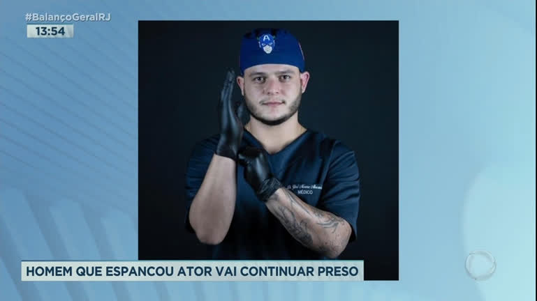 Vídeo: Justiça decide manter prisão de homem que espancou humorista na portaria de prédio no Rio