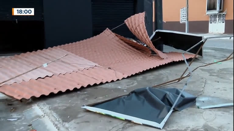 Vídeo: Tempestade nesta terça (5) deixa estragos na região de Brazlândia