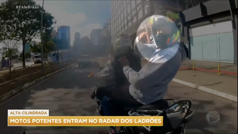 Vídeo: Câmera no capacete registra furto de moto em São Paulo