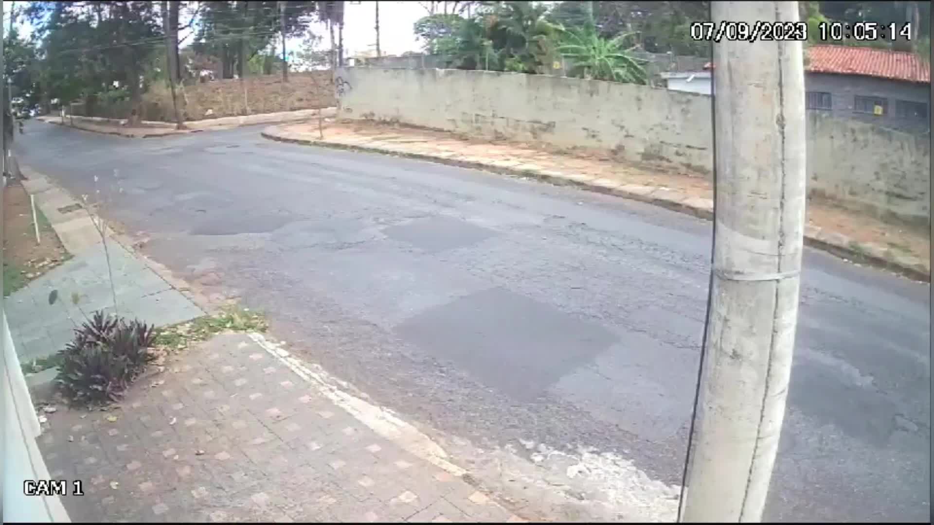 Vídeo mostra momento em que moto é atingida por veículo durante fuga da polícia em BH