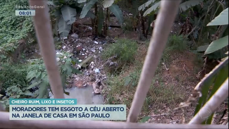 Vídeo: Moradores convivem com esgoto a céu aberto próximo ao local onde moram na Grande São Paulo