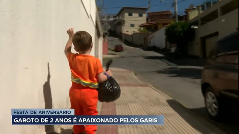 Vídeo: Garoto de 2 anos mostra paixão pelo trabalho de garis em BH