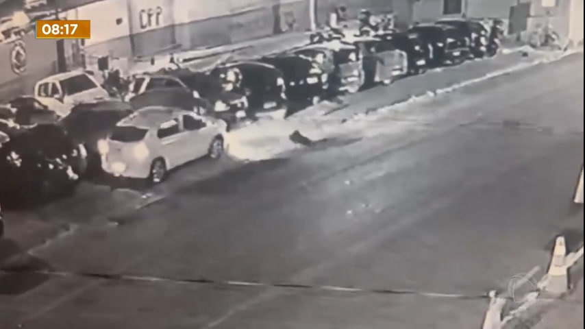 Vídeo: Vídeo: motorista bate em carros estacionados e foge
