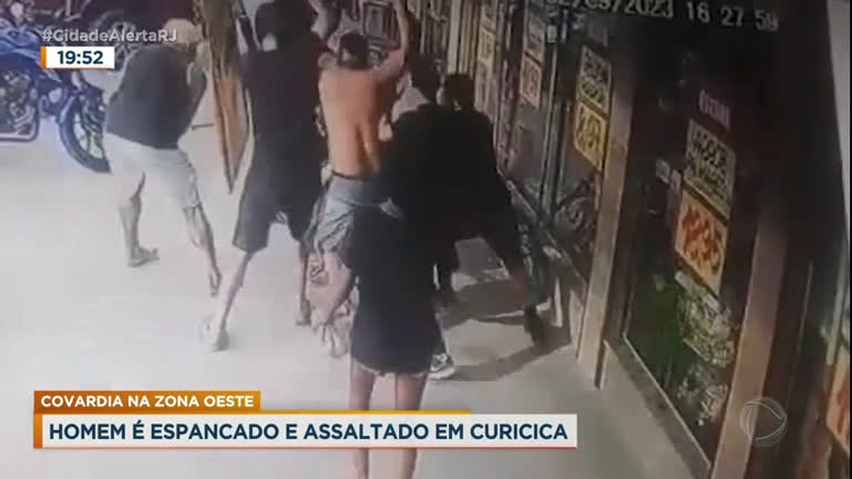 Vídeo: Torcedor tem blusa do Flamengo arrancada ao ser espancado e assaltado no Rio