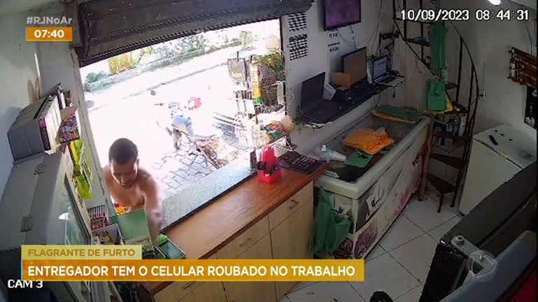 Vídeo: Homem furta celulares em depósito de bebidas na zona oeste do Rio