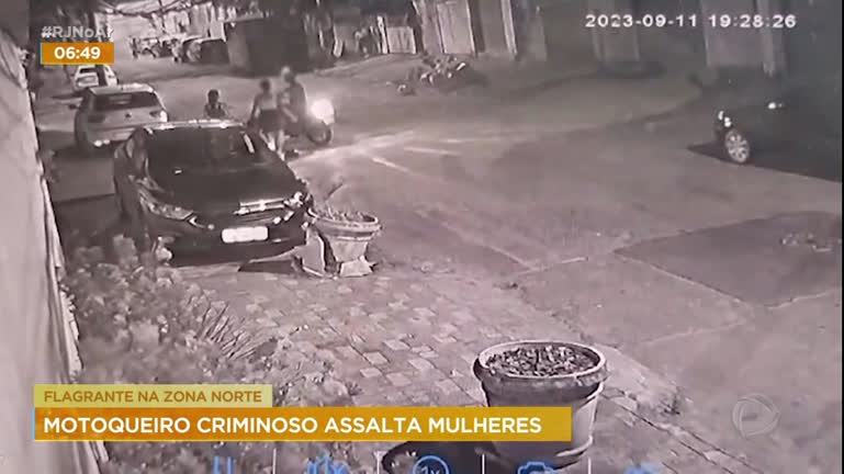 Vídeo: Duas mulheres são assaltadas por motoqueiro em Bento Ribeiro
