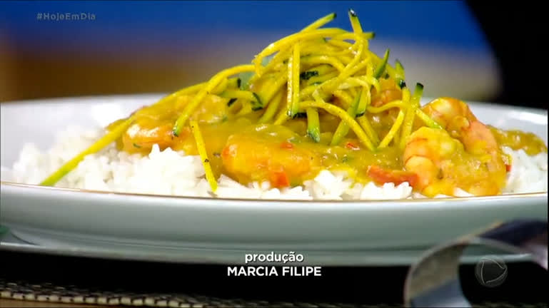 Vídeo: Aprenda a fazer bobó de camarão com abóbora e arroz de coco