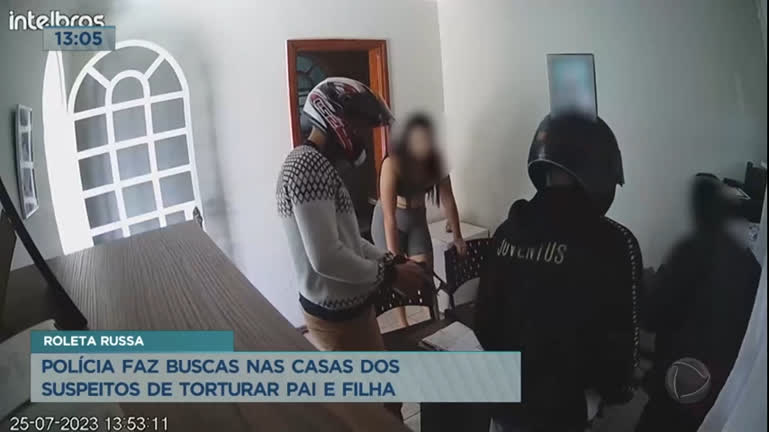 Vídeo: Polícia faz buscas nas casas dos suspeitos de torturar pai e filha