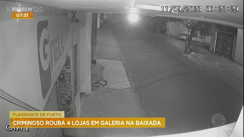 Vídeo: Homem invade galeria e furta 5 lojas na Baixada Fluminense; prejuízos ultrapassam R$ 120 mil