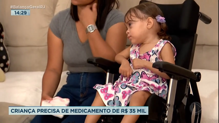 Criança de 2 anos tem doença rara e precisa de medicamento que