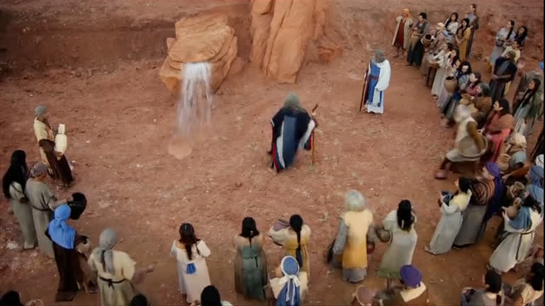 Vídeo: Moisés faz sair água da rocha | Os Dez Mandamentos