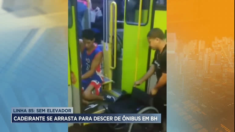 Vídeo: Passageiro cadeirante relata constrangimento ao se arrastar para desembarcar de ônibus em BH