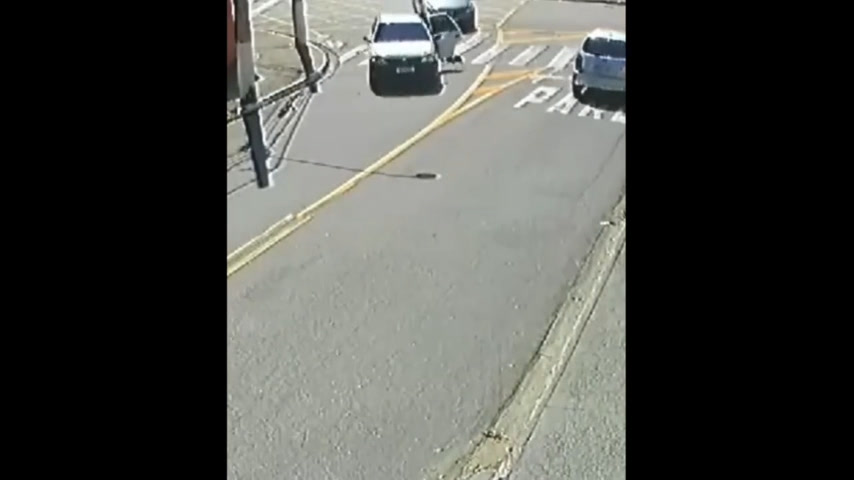 Vídeo: Vídeo: criança cai de carro em movimento no interior de SP