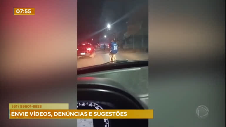 Vídeo: Vídeo: adolescentes de bicicleta pegam carona em 'rabeira' de ônibus