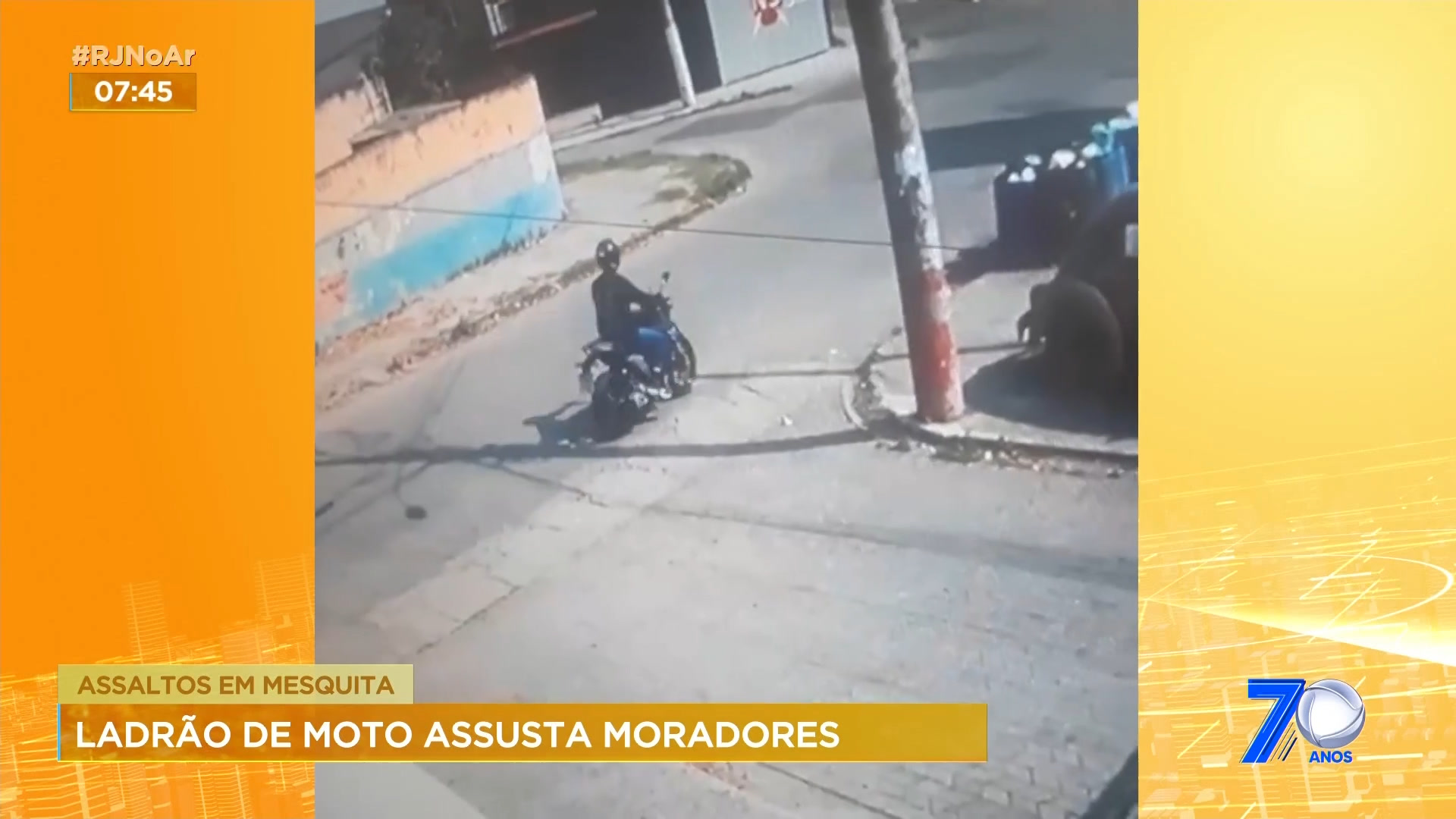 Vídeo: Assaltante de moto assusta moradores em Mesquita, na Baixada Fluminense