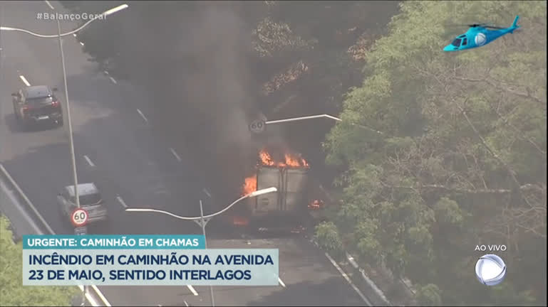 Vídeo: Caminhão pega fogo na avenida 23 de Maio, próximo ao aeroporto