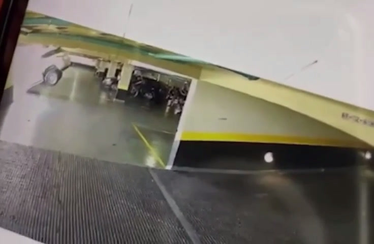 Vídeo: Vídeo mostra caminhonete destruindo muro de garagem em condomínio de Nova Lima (MG)