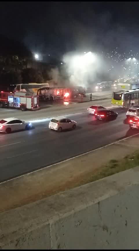 Ônibus do Move é destruído por incêndio em Belo Horizonte
