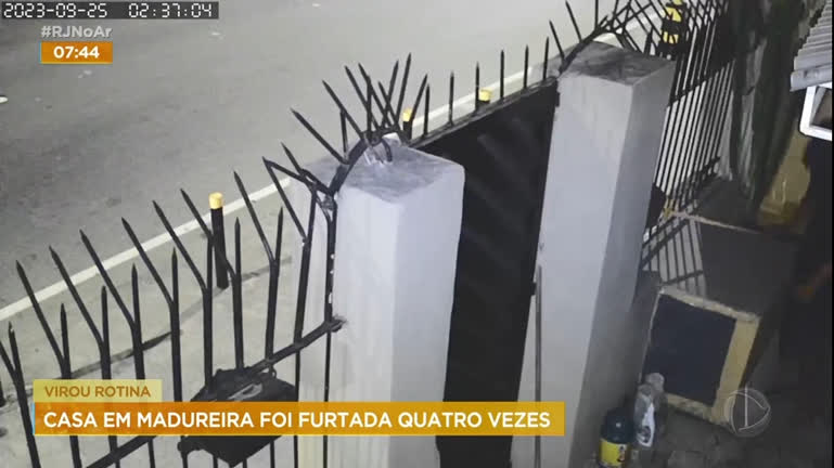 Vídeo: Casa invadida pela 4ª vez, no Rio, tem até vassoura roubada