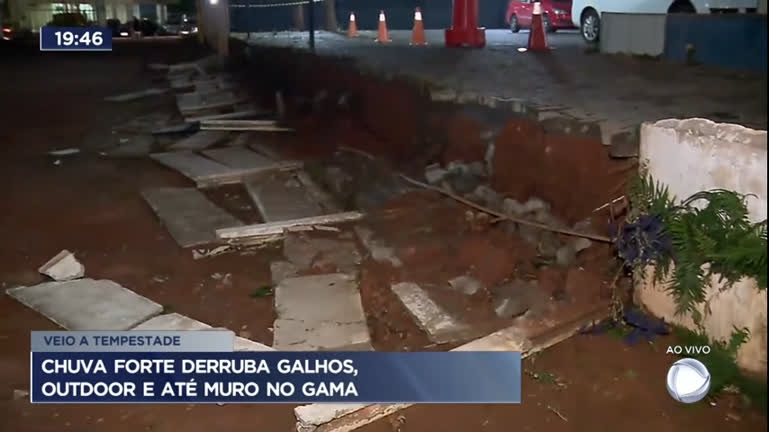 Vídeo: Chuva forte derruba galhos, outdoor e até muro no Gama