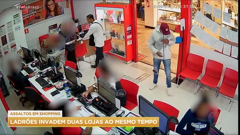 Vídeo: Ladrões invadem loja de telefones e joalheria em shopping de SP