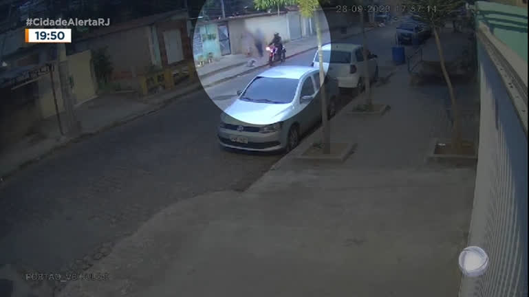Vídeo: Câmeras de segurança flagram ações de assaltantes de moto na zona oeste do Rio