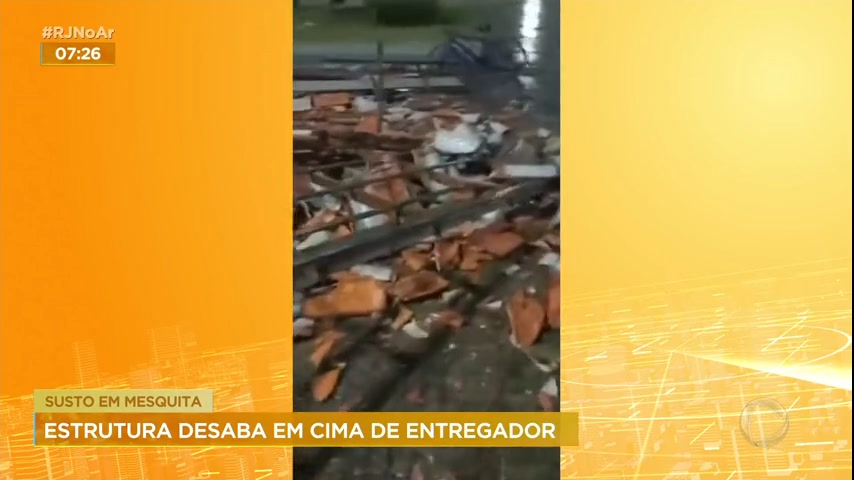 Vídeo: Entregador de aplicativo fica ferido em desabamento da cobertura de uma praça da Baixada Fluminense