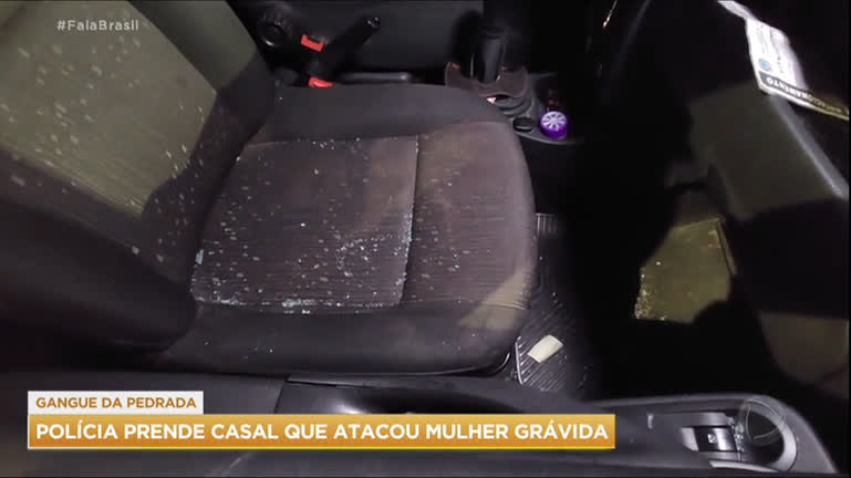 Vídeo: "Gangue da pedrada" quebra vidro para levar celulares presos em painéis