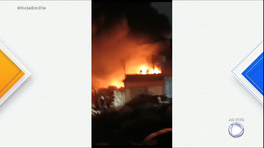 Vídeo: Incêndio destrói ferro-velho e vizinhos correm para deixar casas em SP
