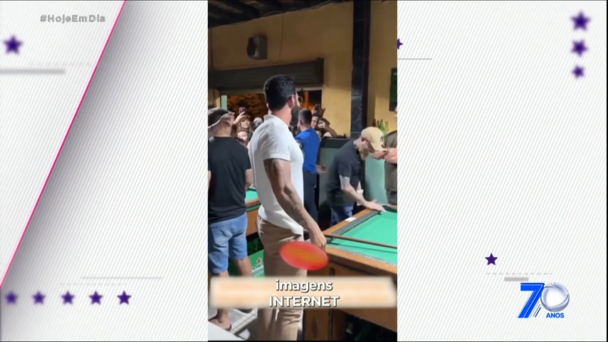 Gusttavo Lima jogando sinuca no Bar do MacGyver em Goiânia 