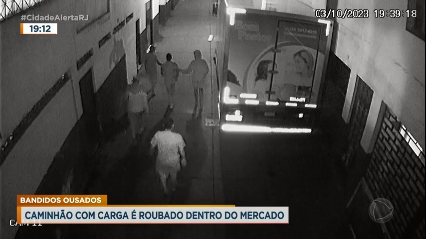 Vídeo: Caminhão com carga de queijo é roubado dentro do depósito de um mercado na Penha (RJ)