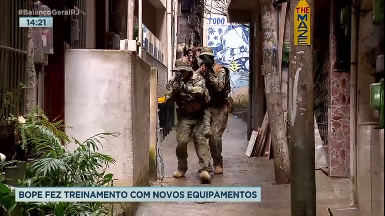 Vídeo: Agentes do Bope fazem treinamento em comunidade na zona sul do Rio