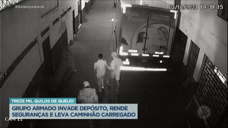 Vídeo: Caminhão com carga de queijo é roubado de dentro de depósito no Rio
