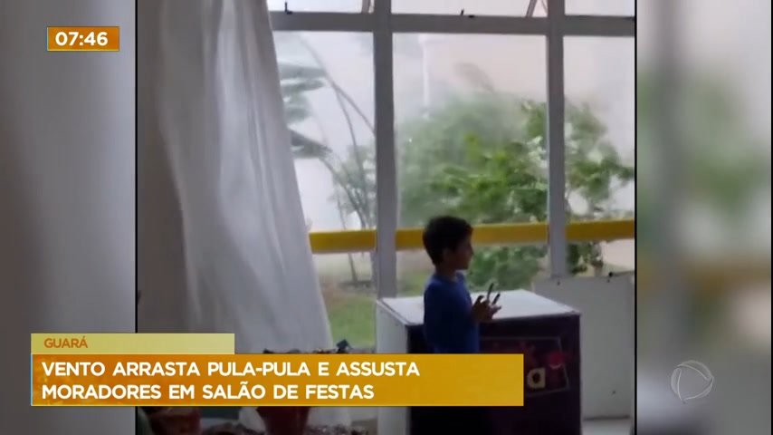 Vídeo: Vento arrasta pula-pula e assusta moradores em salão de festas no Guará (DF)