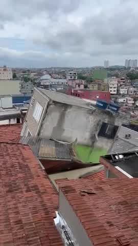 Vídeo: Vídeo mostra momento em que casa desaba em Taboão da Serra; assista