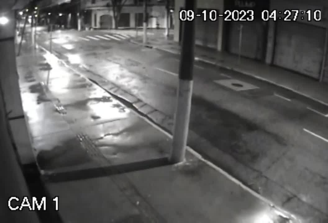 Vídeo: Vídeo: carro bate em poste e se parte no meio no centro de SP