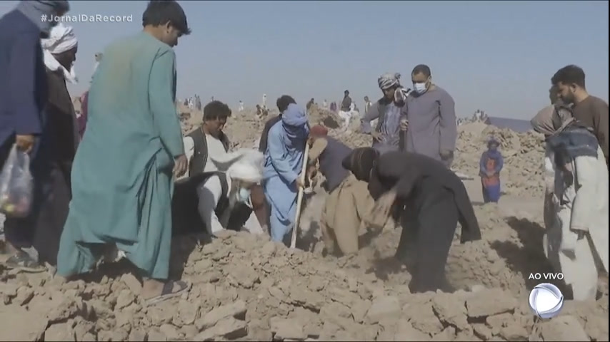 Vídeo: Afeganistão registra mais de 2.400 mortes após terremoto que atingiu o país no sábado (7)