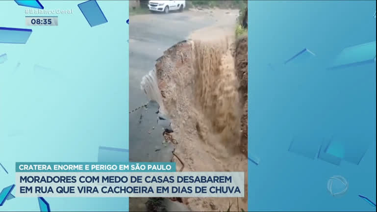 Vídeo: Rua vira "cachoeira" em dias de chuva e deixa moradores em perigo em São Paulo
