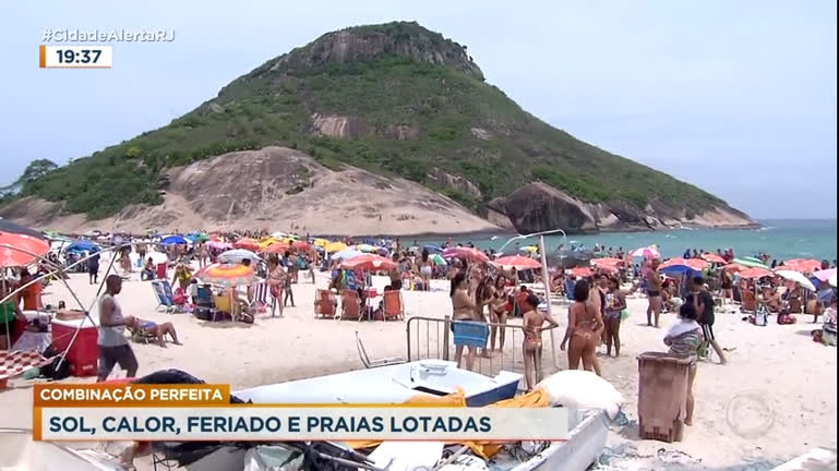 Vídeo: Cariocas aproveitam calor e curtem praia durante o feriado