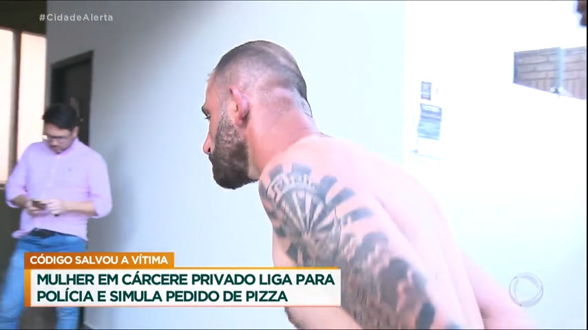 Vídeo: Mulher em cárcere privado liga para a polícia e simula pedido de pizza; agressor é preso