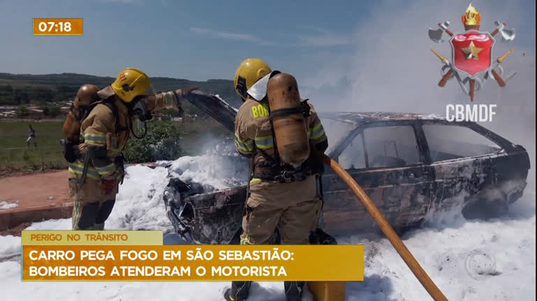 Vídeo: Carro pega fogo na pista em São Sebastião (DF)