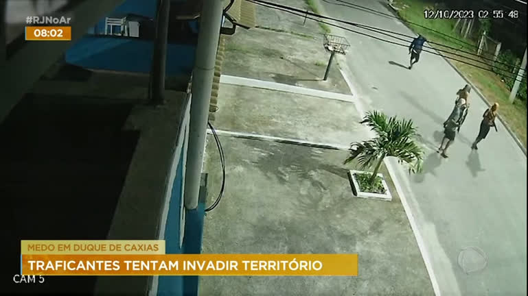 Vídeo: Medo em Caxias: Traficantes circulam com fuzis e picham sigla de facção em muro