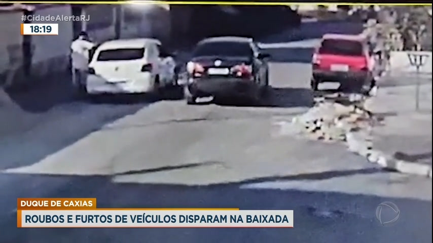 Vídeo: Câmeras de segurança flagram roubo de veículos em Duque de Caxias; crime aumentou na região