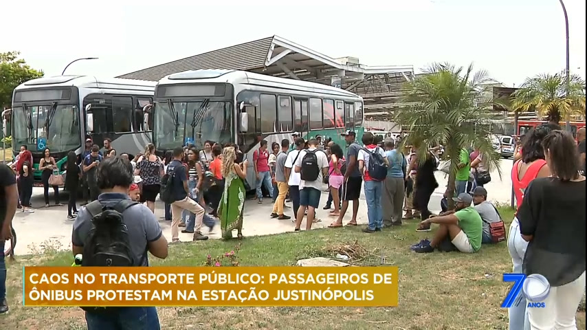 Vídeo: Passageiros de ônibus protestam na Estação Justinópolis na Grande BH