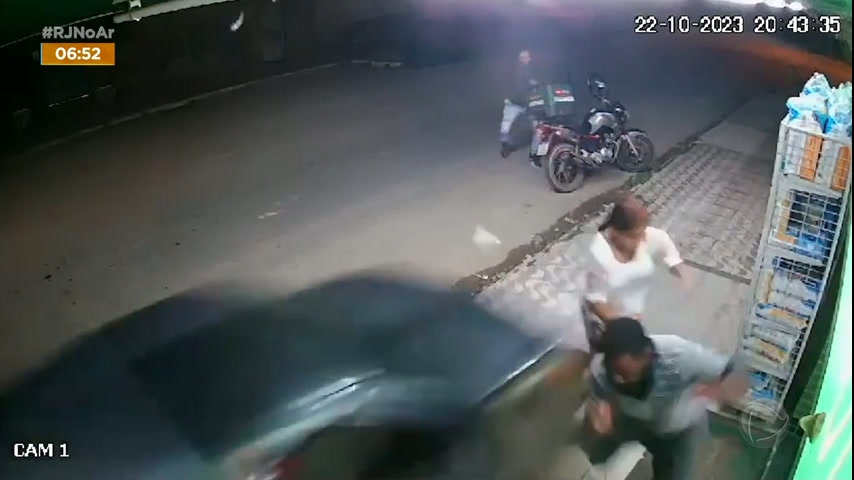 Vídeo: Vídeo: Mulher é atropelada por carro desgovernado no Rio