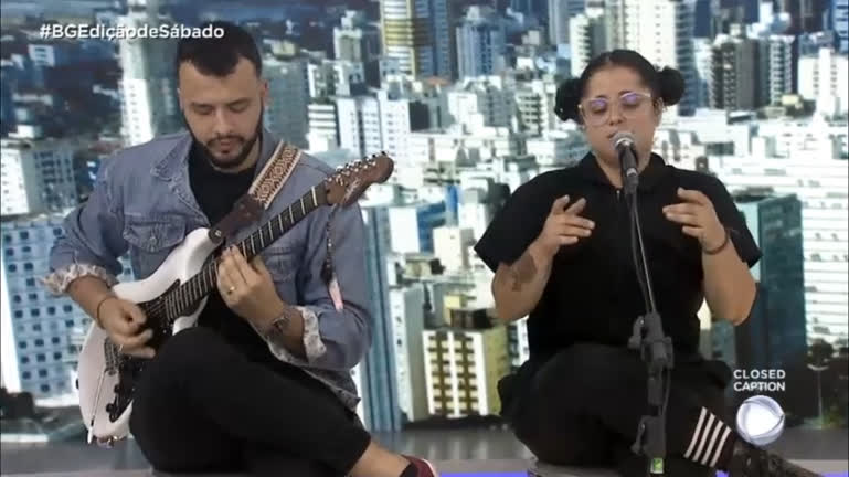 Manu Paiva, a cantora santista da voz nota 100 que encantou o