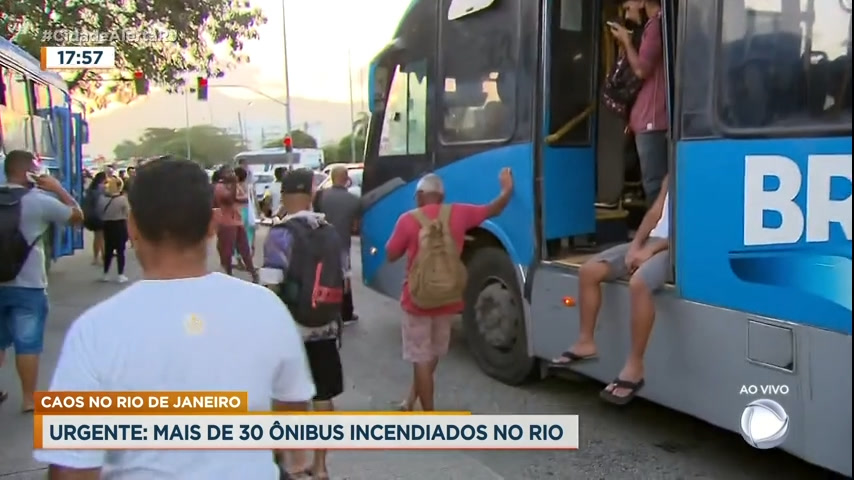 Vídeo: População enfrenta dificuldade de voltar para casa após ataques a ônibus no Rio