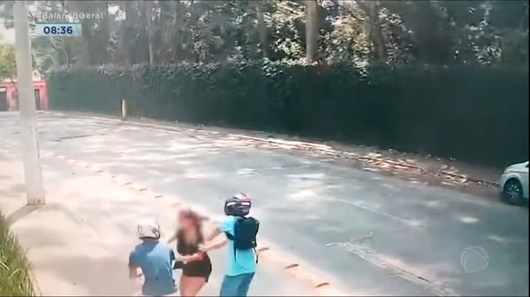 Vídeo: Mulher reage a assalto e leva coronhadas em área nobre de SP