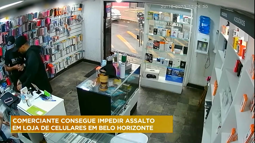 Vídeo: Comerciante reage à tentativa de assalto em loja de celulares de BH